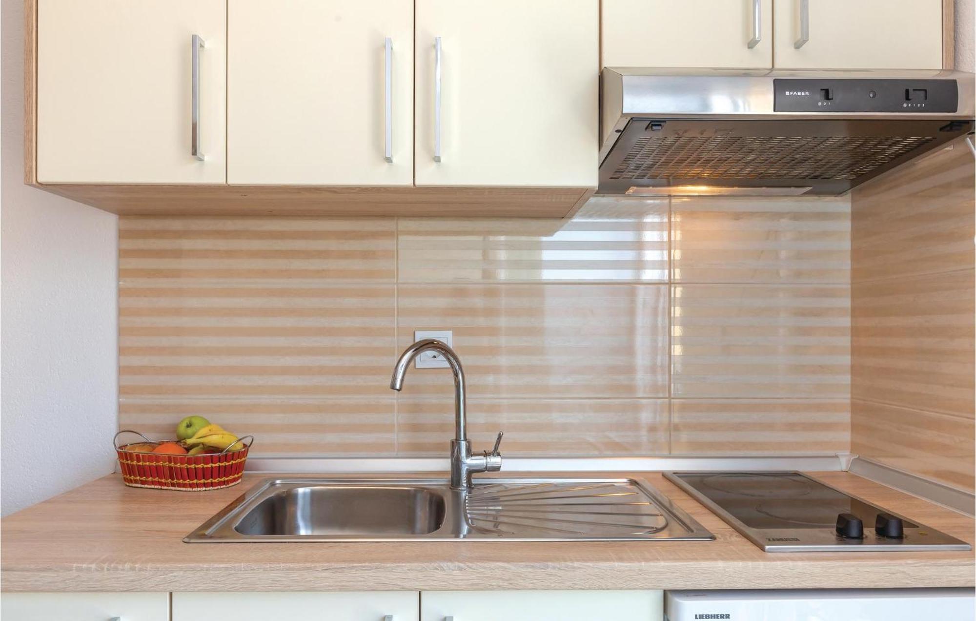 Nice Studio In Krvavica With Kitchen エクステリア 写真
